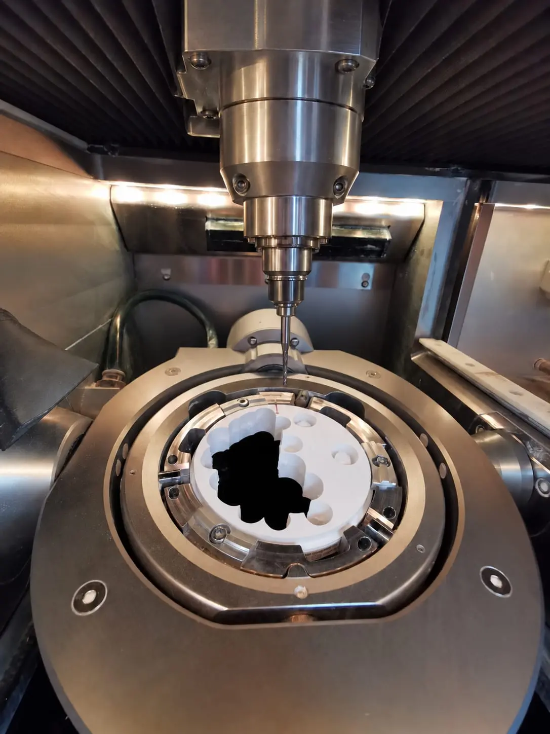 Fräswerkzeug und eingespannter Rohling in der CNC-Fräse im Dentallabor Yousef in Wasserburg am Inn